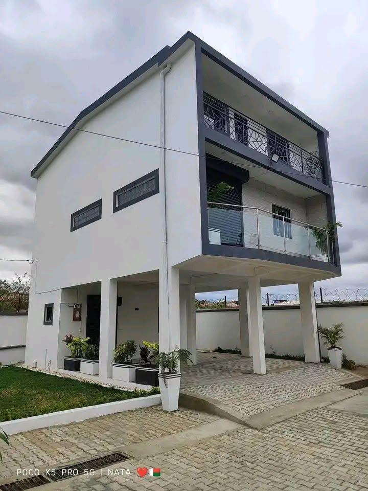 Villa neuve à l'étage 3 chambres — Avarabohitra Itaosy, Antananarivo - photo 1