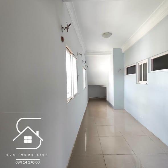 Immeuble 3 ch. à louer — Ambohitrarahaba - photo 3