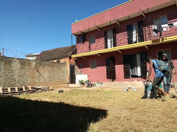 Entrepôt 2 ch. à louer — Ambohimirary - photo 1