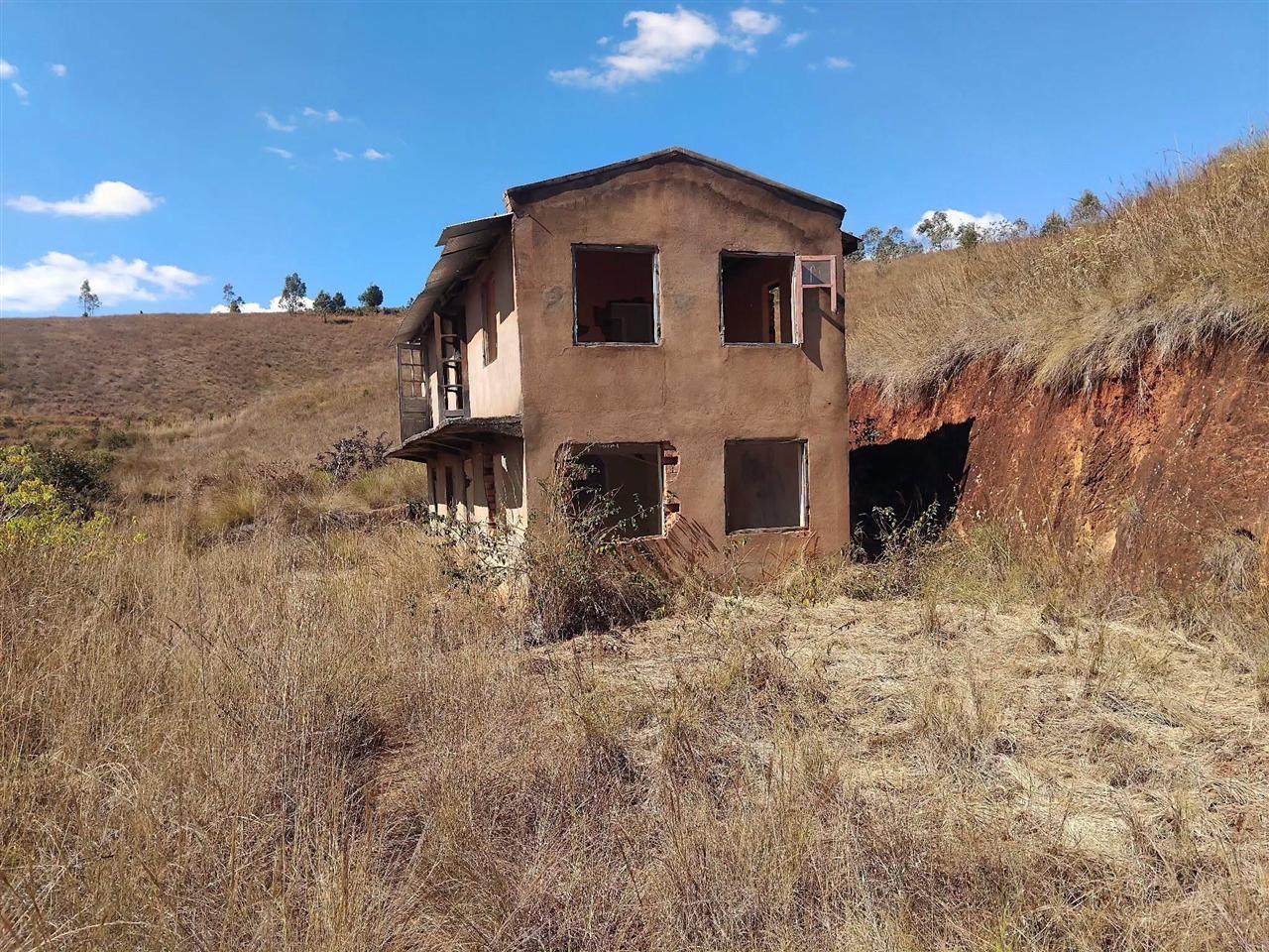 Propriété de 28 ha avec maison et source — Merinavaratra, Ambohidratrimo - photo 3