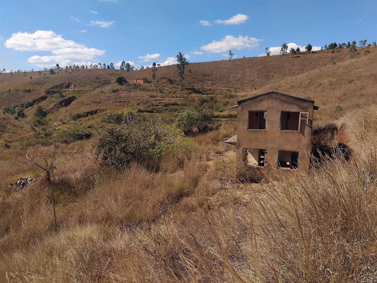 Propriété de 28 ha avec maison et source — Merinavaratra, Ambohidratrimo - photo 5