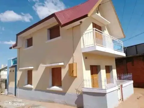 Maison 2 ch. à louer — Ambatolampy — 700 000 Ar | Fonenako