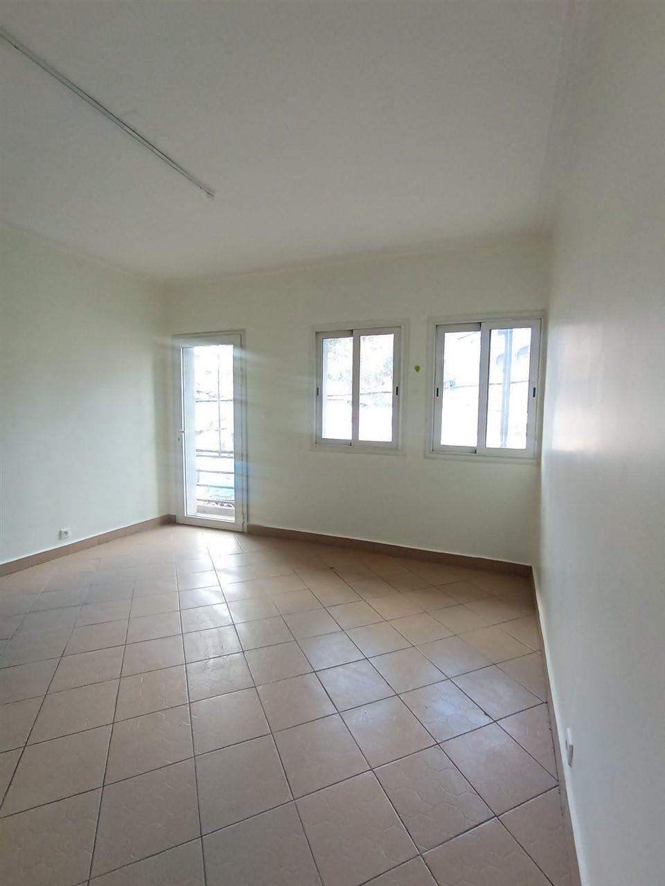 Appartement 3 chambres au 1er étage — Tsaralalana, Antananarivo - photo 1