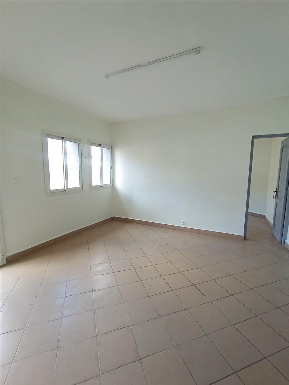Appartement 3 chambres au 1er étage — Tsaralalana, Antananarivo - photo 2