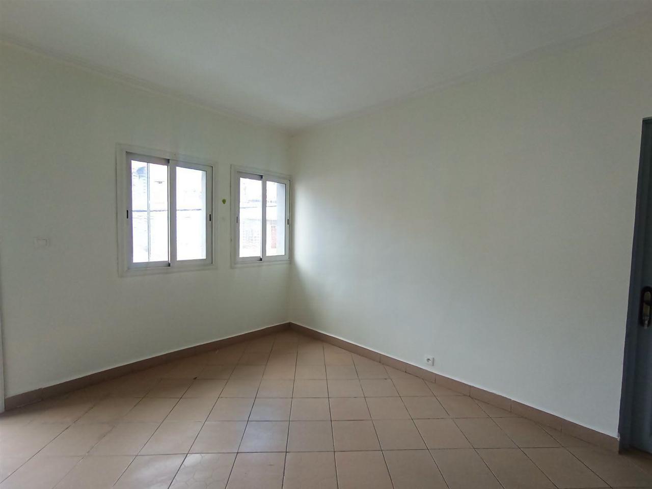 Appartement 3 chambres au 1er étage — Tsaralalana, Antananarivo - photo 4