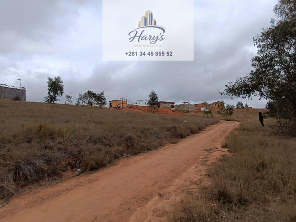 Terrain 1 000 m² à vendre — Ambatobe - photo 1