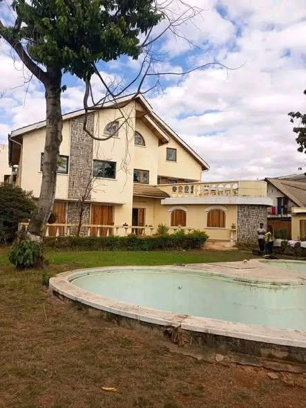 Villa F8 avec piscine à vendre — Analamahitsy, Antananarivo - photo 1