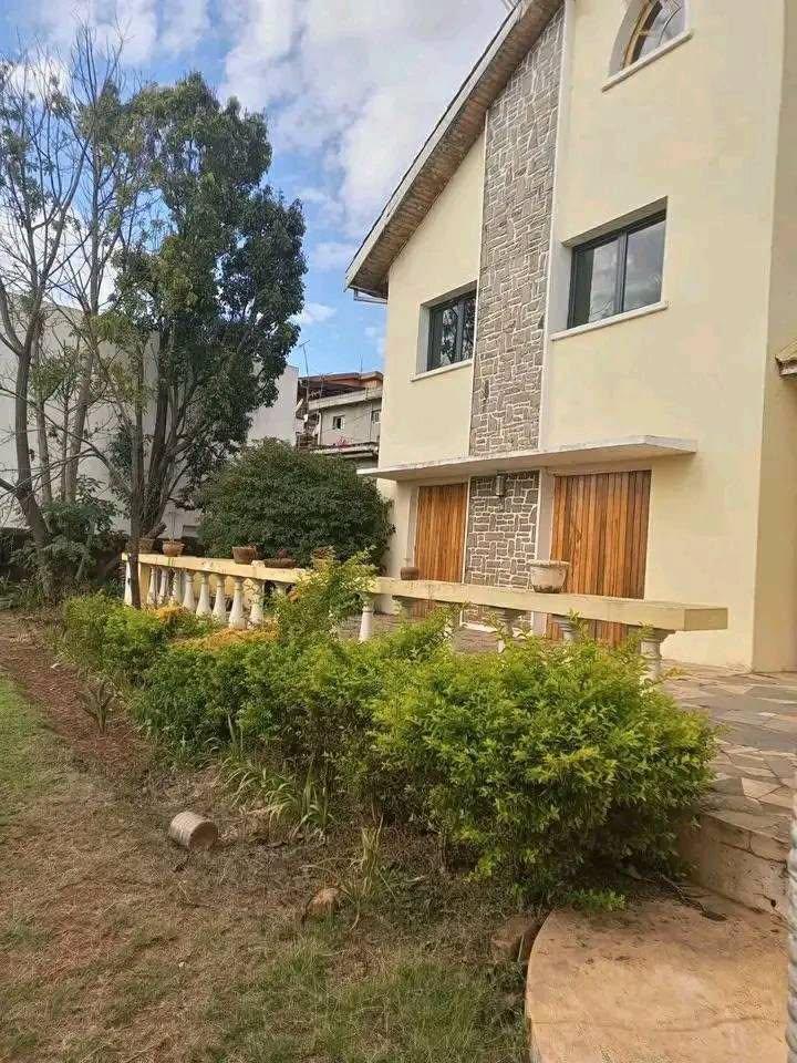 Villa F8 avec piscine à vendre — Analamahitsy, Antananarivo - photo 2