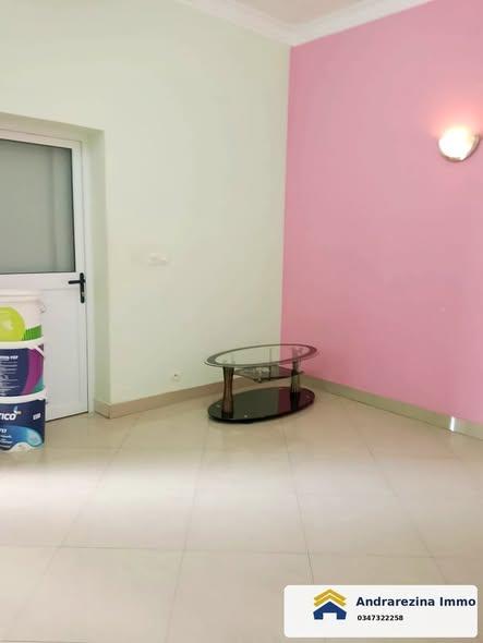 Bureau 1 ch. à louer — Amboditsiry - photo 2