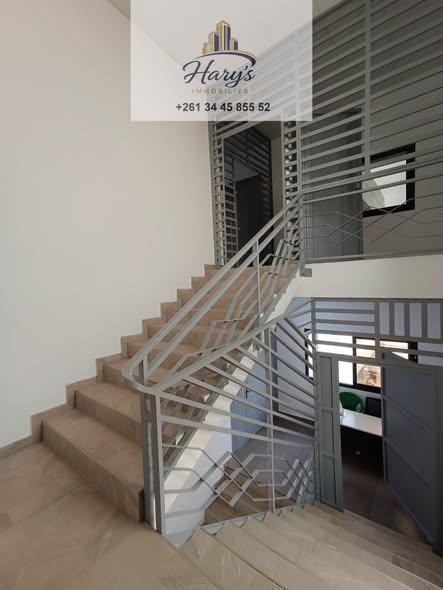 Bureau 2 ch. 250 m² à louer — Ankorondrano - photo 1