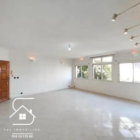 Immeuble 3 pièces à louer — Faravohitra