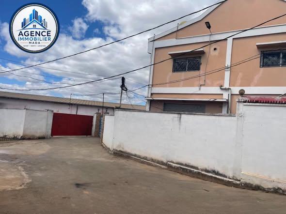 Entrepôt 700 m² à louer — Ambatolampy - photo 1