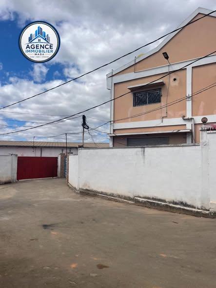 Entrepôt 700 m² à louer — Ambatolampy - photo 2