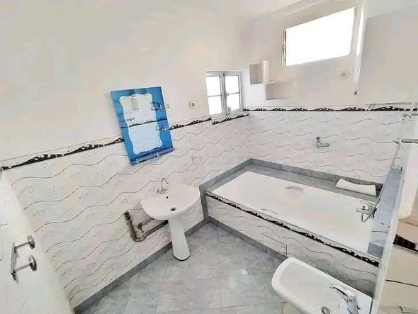 Maison 5 ch. à louer — Ambomahitsy - photo 4