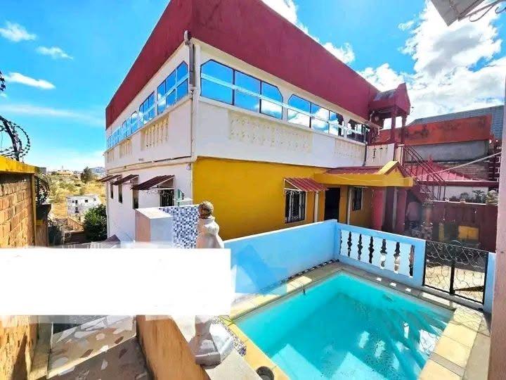 Villa 3 niveaux avec piscine — Alasora Mahatsinjo, Antananarivo - photo 1