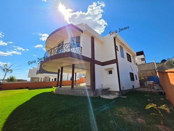 Bureau 4 ch. à louer — Ambohimangakely - photo 1