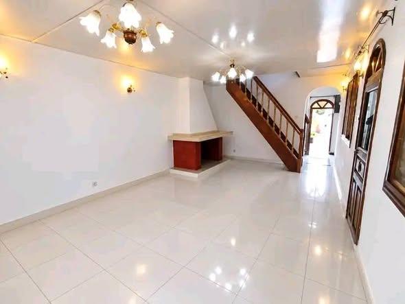 Maison 4 ch. à louer — Ambohibao - photo 2