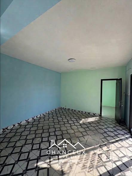 Local commercial 2 ch. 20 m² à louer — Alarobia - photo 2