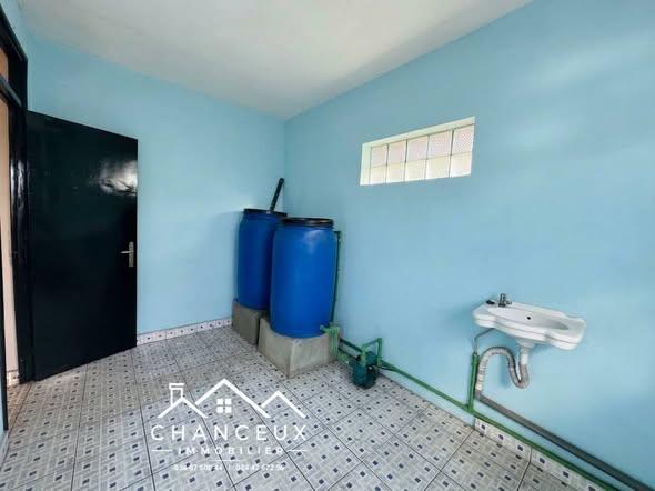 Local commercial 2 ch. 20 m² à louer — Alarobia - photo 4