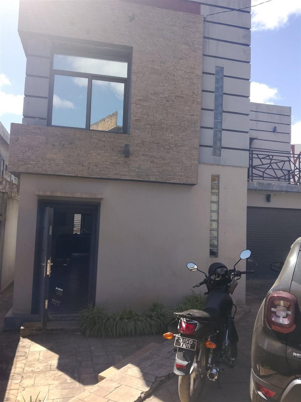 Villa F4 standing à étage avec garage — Ambohitrarahaba, Antananarivo - photo 1