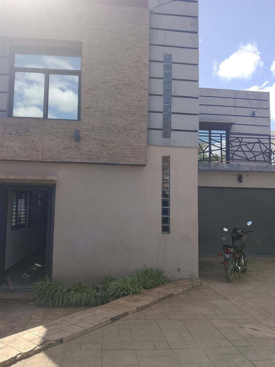 Villa F4 standing à étage avec garage — Ambohitrarahaba, Antananarivo - photo 2