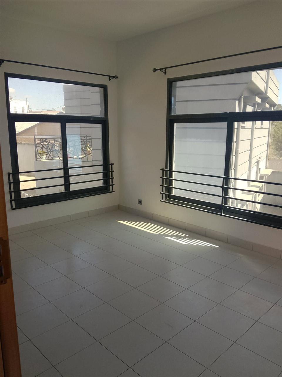 Villa F4 standing à étage avec garage — Ambohitrarahaba, Antananarivo - photo 6