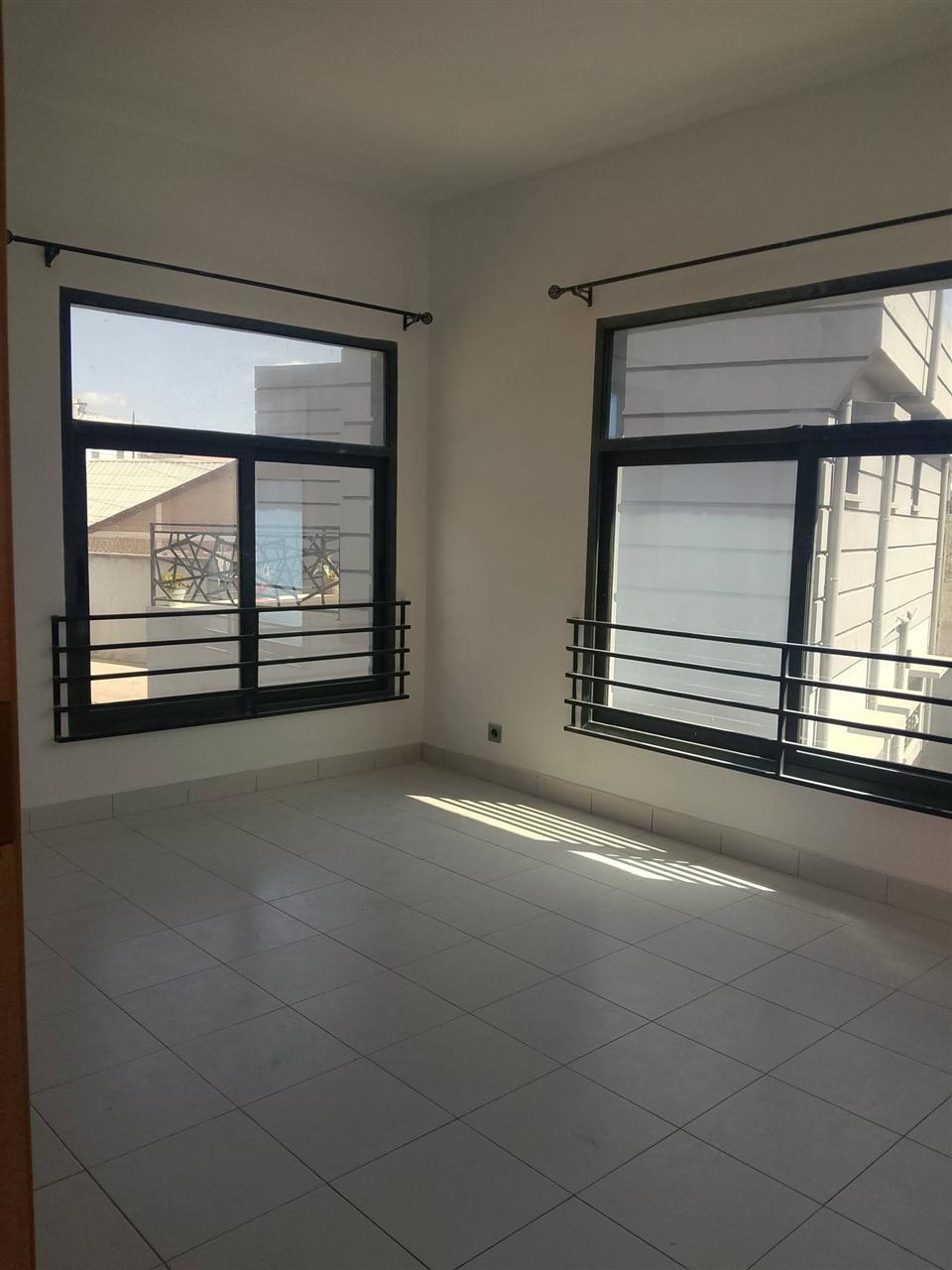 Villa F4 standing à étage avec garage — Ambohitrarahaba, Antananarivo - photo 7