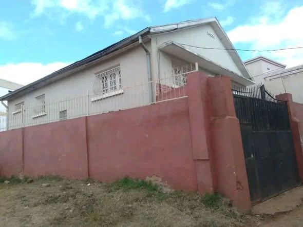 Maison 5 ch. à vendre — Ambatoroka - photo 1