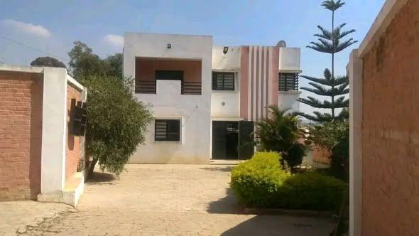 Maison 5 ch. 600 m² à louer — Ambohidratrimo - photo 1