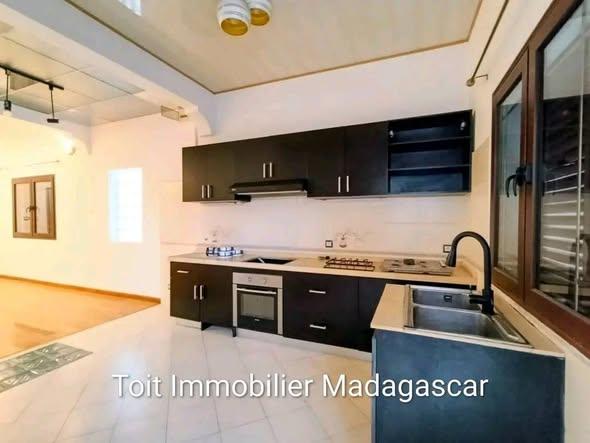 Appartement 1 ch. à louer — Mandrosoa - photo 2
