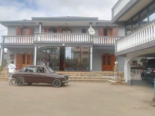 Maison 11 ch. à louer — Talatamaty - photo 2