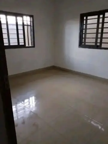 Trano Ahofa 1 ch. à louer — Mahamasina — 400 000 Ar | Fonenako