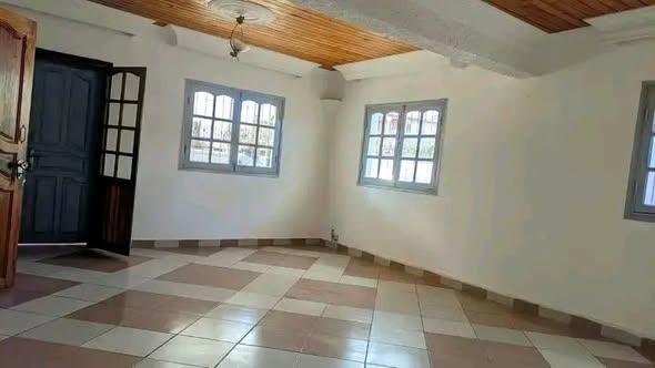 Maison 5 ch. à louer — Ambatonjara - photo 2