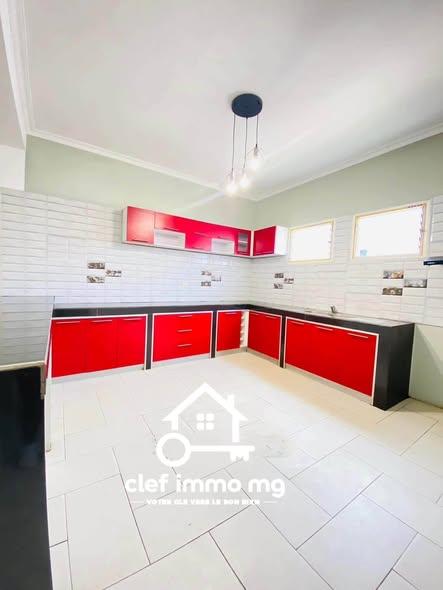 Immeuble 3 ch. 35 m² à louer — Talatamaty - photo 1