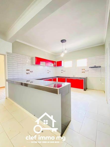 Immeuble 3 ch. 35 m² à louer — Talatamaty - photo 2