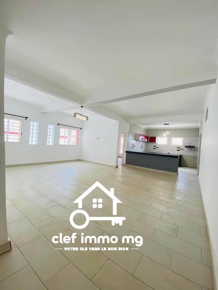Immeuble 3 ch. 35 m² à louer — Talatamaty - photo 3