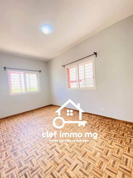 Immeuble 3 ch. 35 m² à louer — Talatamaty - photo 4