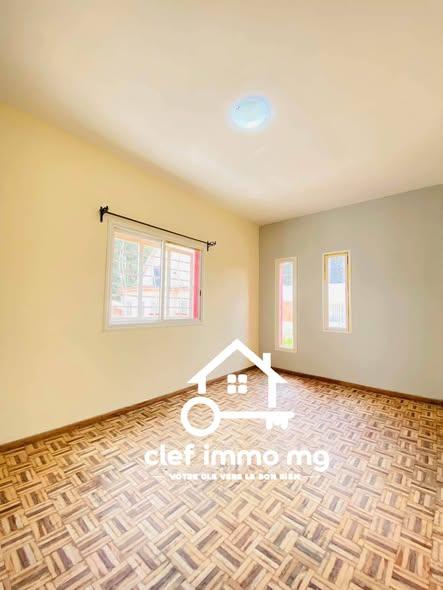 Immeuble 3 ch. 35 m² à louer — Talatamaty - photo 5
