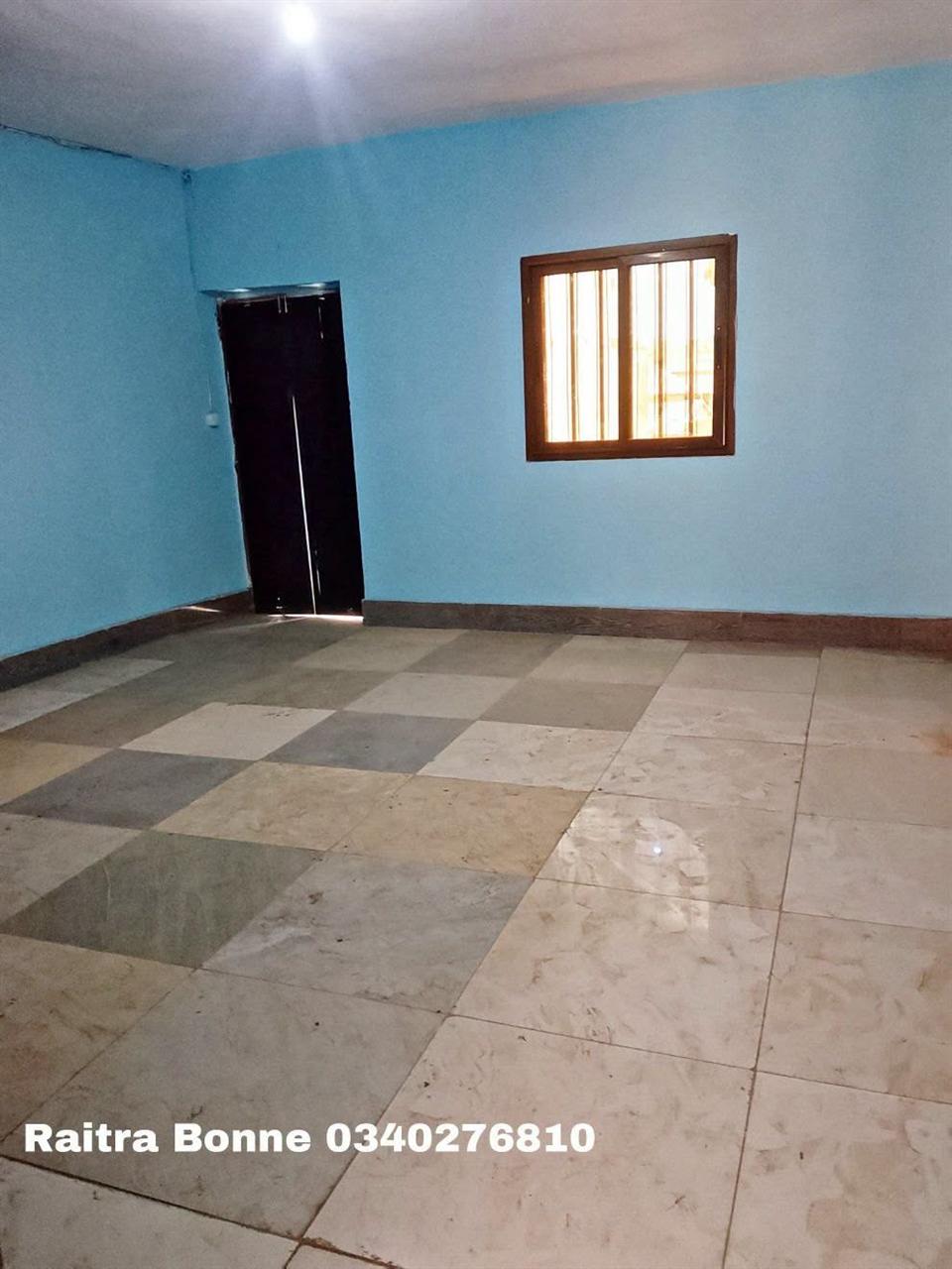 Étage 1 chambre à louer — Soavimasoandro, Antananarivo - photo 1
