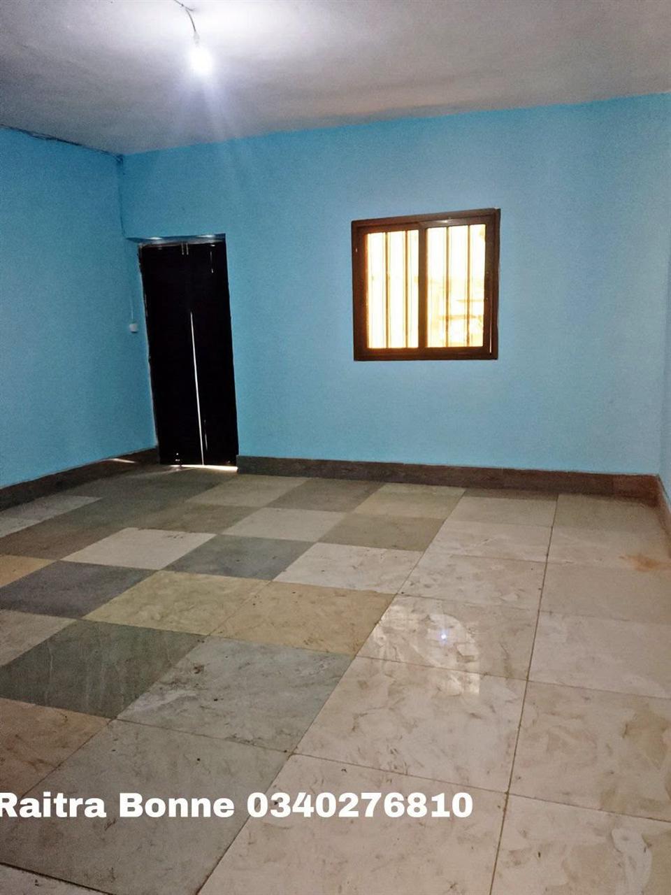 Étage 1 chambre à louer — Soavimasoandro, Antananarivo - photo 2