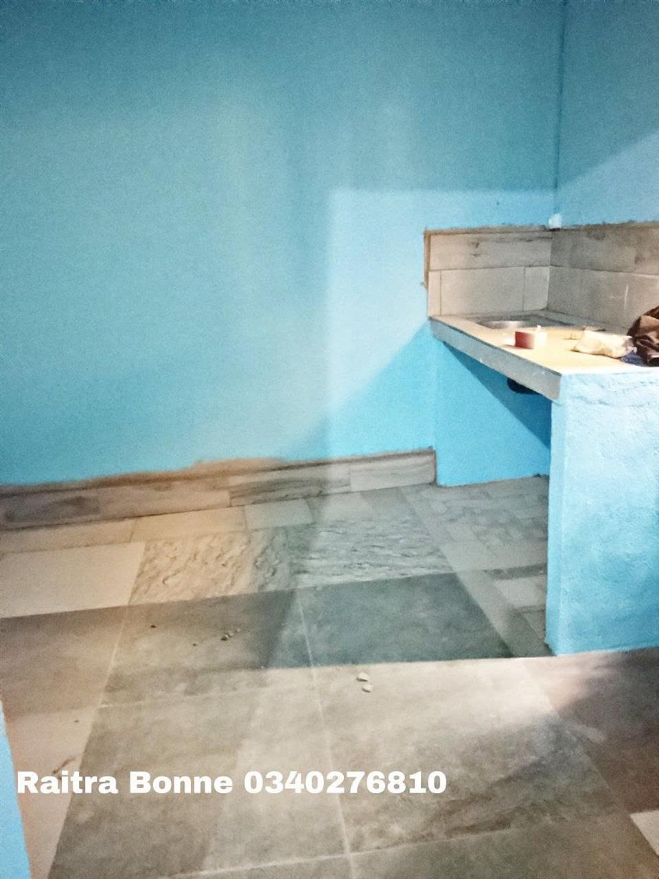 Étage 1 chambre à louer — Soavimasoandro, Antananarivo - photo 4