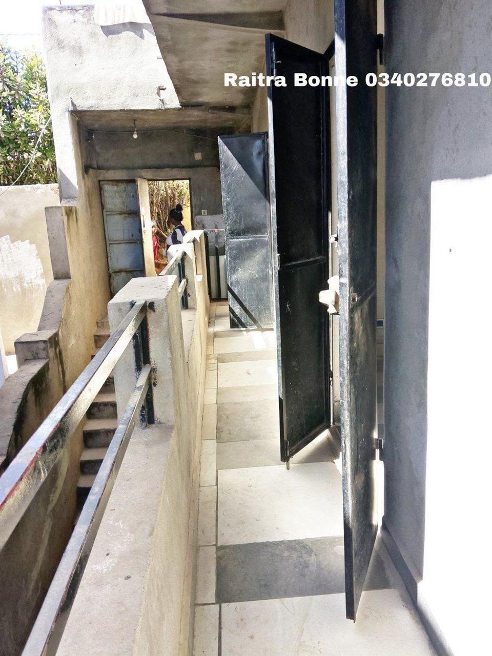 Étage 1 chambre à louer — Soavimasoandro, Antananarivo - photo 5