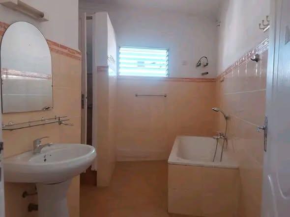 Maison 4 ch. à louer — Ambatobe - photo 3