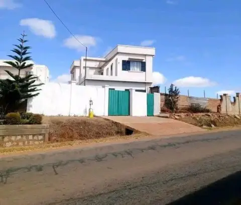 Local commercial 5 ch. 500 m² à vendre — Route