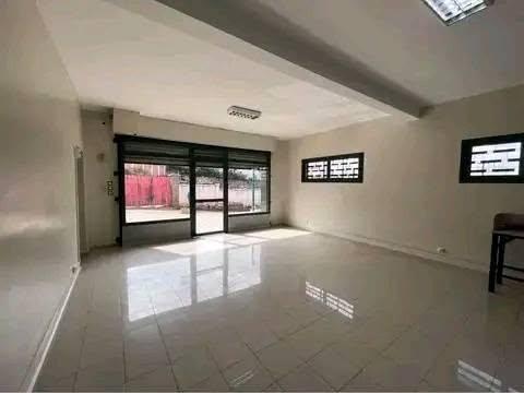 Local commercial 2 ch. 33 m² à louer — Ambohitsoa - photo 3