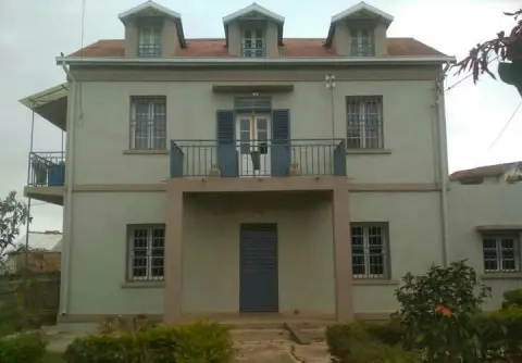 Maison 2 ch. à louer — Mahazoarivo — 850 000 Ar | Fonenako