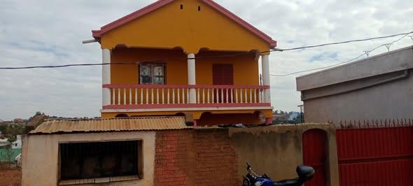 Maison 9 ch. à vendre — Fenoarivo - photo 1