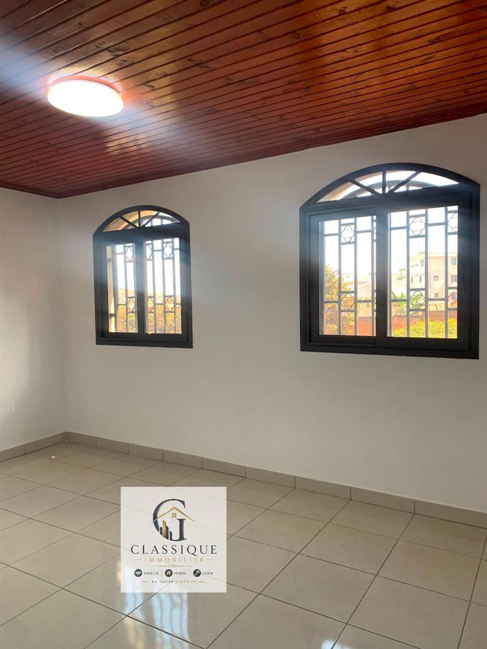 Villa 3 chambres avec grand terrain — Ambohibao, Antananarivo - photo 2