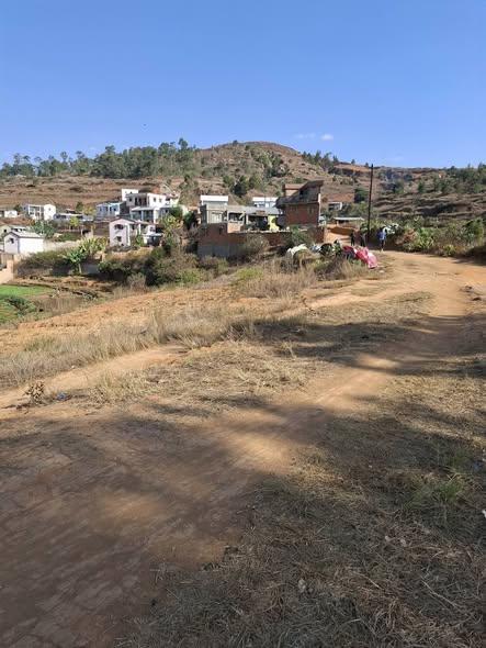 Terrain 6 000 m² à vendre — Ambohijanaka · 70 000 Ar/m² - photo 1