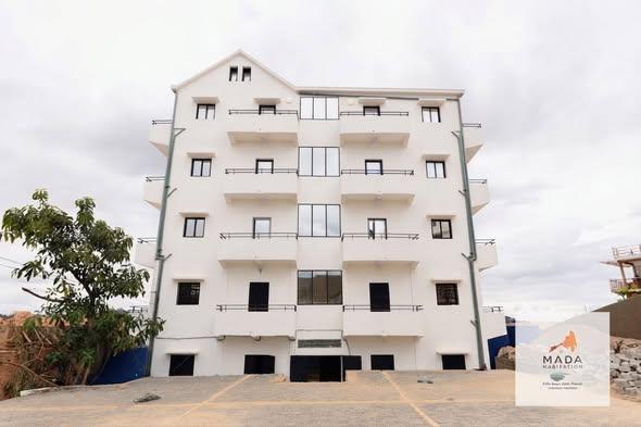 Immeuble 2 ch. à louer — Ambatomaro - photo 1